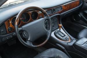 Image 37/50 de Jaguar XJ 8 Executive (1997)