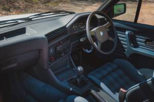 Bild 22/36 von BMW 318i (1991)