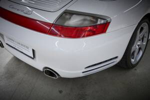 Imagen 69/98 de Porsche 911 Carrera 4S (2004)