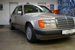 Bild 3/33 von Mercedes-Benz 230 E (1990)