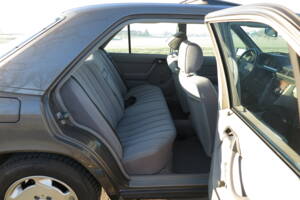 Image 9/92 de Mercedes-Benz 200 D (1989)