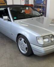 Image 2/32 de Mercedes-Benz E 320 "Final Edition" (1997)