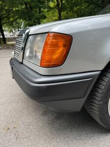 Image 7/32 of Mercedes-Benz 230 E (1987)