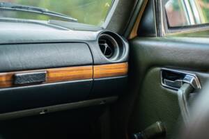 Image 35/53 de Mercedes-Benz 200 T (1982)