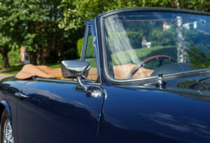 Image 14/28 of Aston Martin DB 6 Mk II Volante (1970)