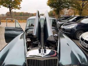Image 24/36 of Bentley S 3 (1965)