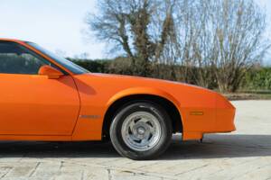 Image 22/50 of Chevrolet Camaro Z28 (1992)