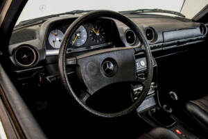 Bild 33/46 von Mercedes-Benz 240 D (1982)