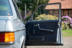 Image 32/38 of Mercedes-Benz 300 D (1981)