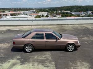 Immagine 5/13 di Mercedes-Benz E 220 (1994)