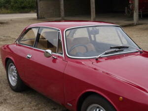 Image 31/49 of Alfa Romeo Giulia 1600 GT Junior (1976)