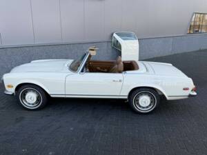 Image 12/48 of Mercedes-Benz 280 SL (1970)