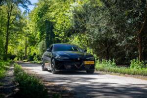 Image 14/24 de Alfa Romeo Giulia Quadrifoglio (2018)