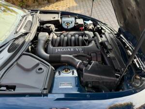 Image 22/35 of Jaguar XK8 4.0 (2002)