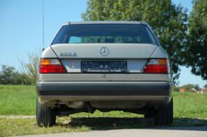 Image 8/34 of Mercedes-Benz 230 E (1992)