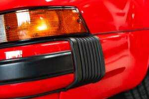 Image 27/31 of Porsche 911 Carrera 3.2 (1988)