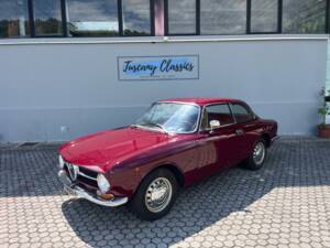 Image 1/17 de Alfa Romeo Giulia GT 1300 Junior (1972)