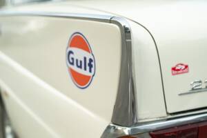 Image 13/50 of Mercedes-Benz 220 S b (1967)