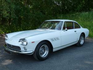 Image 2/17 of Ferrari 330 GT 2+2 (1964)