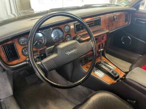 Image 11/18 of Jaguar XJ12 6.0 (1993)