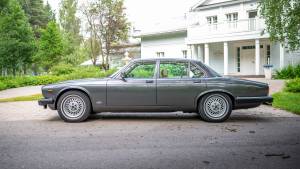 Image 32/42 of Daimler Double Six (1989)