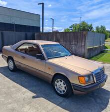 Image 13/42 of Mercedes-Benz 300 CE (1988)