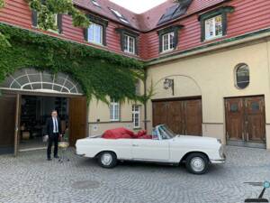Image 4/77 of Mercedes-Benz 250 SE (1966)