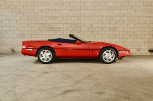 Bild 13/32 von Chevrolet Corvette Convertible (1988)