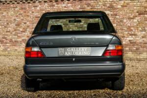 Image 49/50 of Mercedes-Benz 200 E (1992)