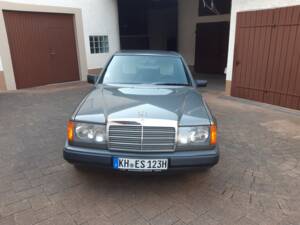 Image 4/10 of Mercedes-Benz 200 E (1988)
