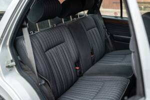 Imagen 50/72 de Mercedes-Benz 250 TD (1991)