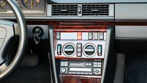 Image 24/74 of Mercedes-Benz E 320 (1997)