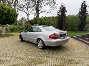 Image 3/27 of Mercedes-Benz CLK 320 (2002)