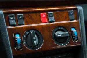 Image 30/63 of Mercedes-Benz 220 E (1993)