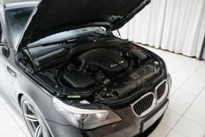 Bild 12/21 von BMW M5 Touring (2009)