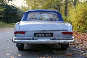 Image 25/50 of Mercedes-Benz 220 SE b (1966)