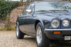 Image 32/50 of Jaguar XJ 12 (1987)