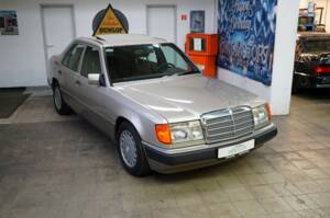 Image 1/33 de Mercedes-Benz 230 E (1990)