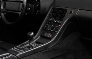 Image 21/43 of Porsche 928 GT (1991)