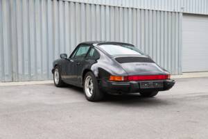 Image 3/108 de Porsche 911 Carrera 3.2 (1989)