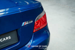 Image 15/25 of BMW M5 (2005)