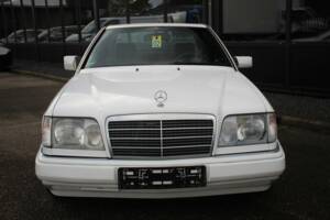 Bild 4/8 von Mercedes-Benz 220 CE (1993)