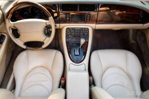 Image 49/70 of Jaguar XKR (2004)