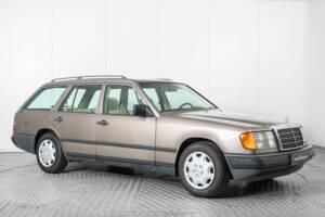 Image 5/50 of Mercedes-Benz 300 TD (1986)