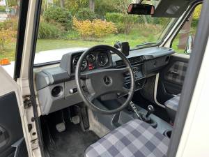 Image 18/33 of Mercedes-Benz 200 GE (SWB) (1987)