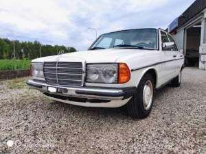 Bild 2/9 von Mercedes-Benz 200 (1978)