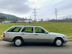 Image 4/16 of Mercedes-Benz E 300 Turbodiesel T (1996)