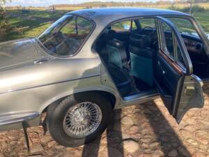 Image 12/60 of Jaguar XJ 6 4.2 (1972)