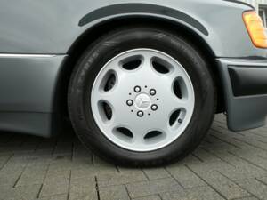 Image 21/21 of Mercedes-Benz 500 E (1992)