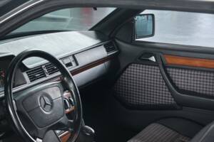 Bild 40/50 von Mercedes-Benz 300 CE (1991)